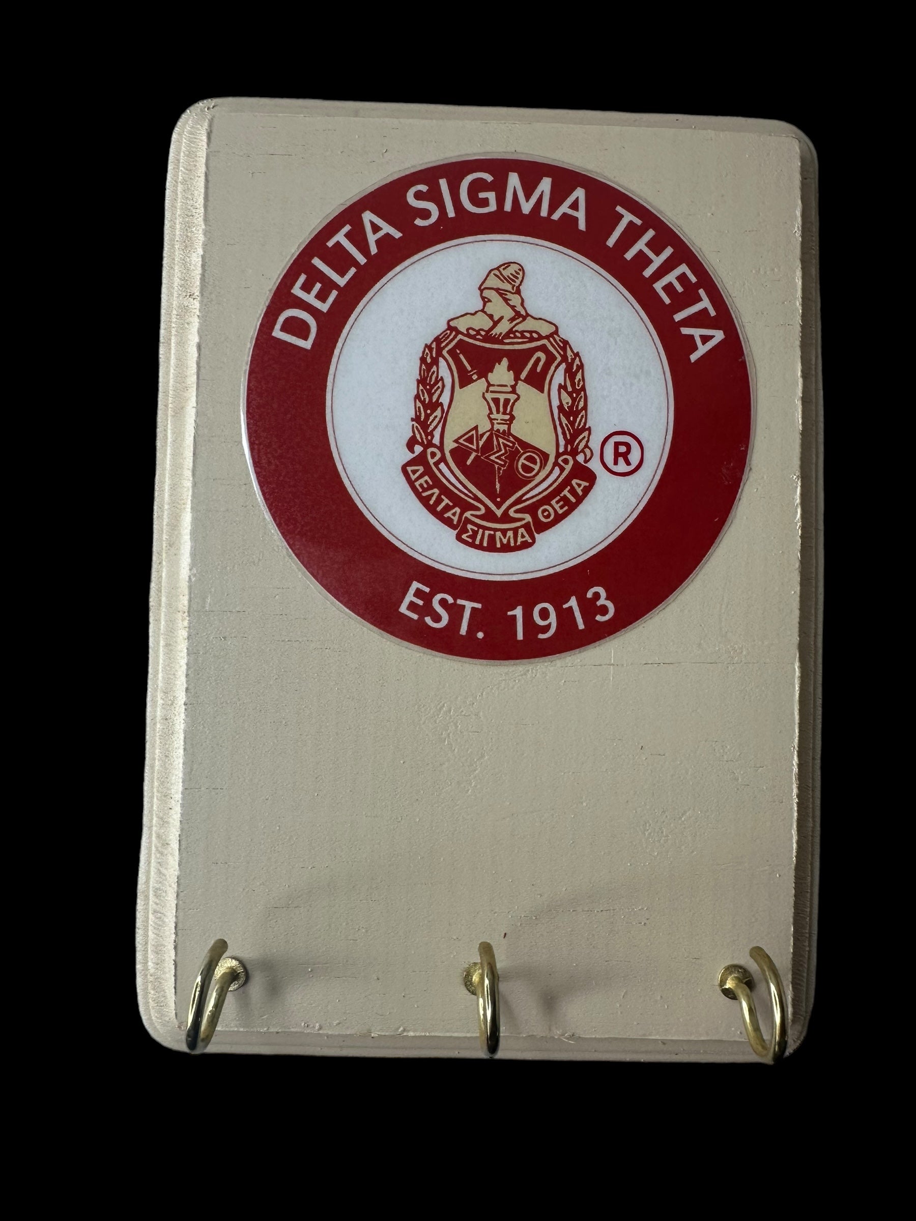 Delta key holder with hooks