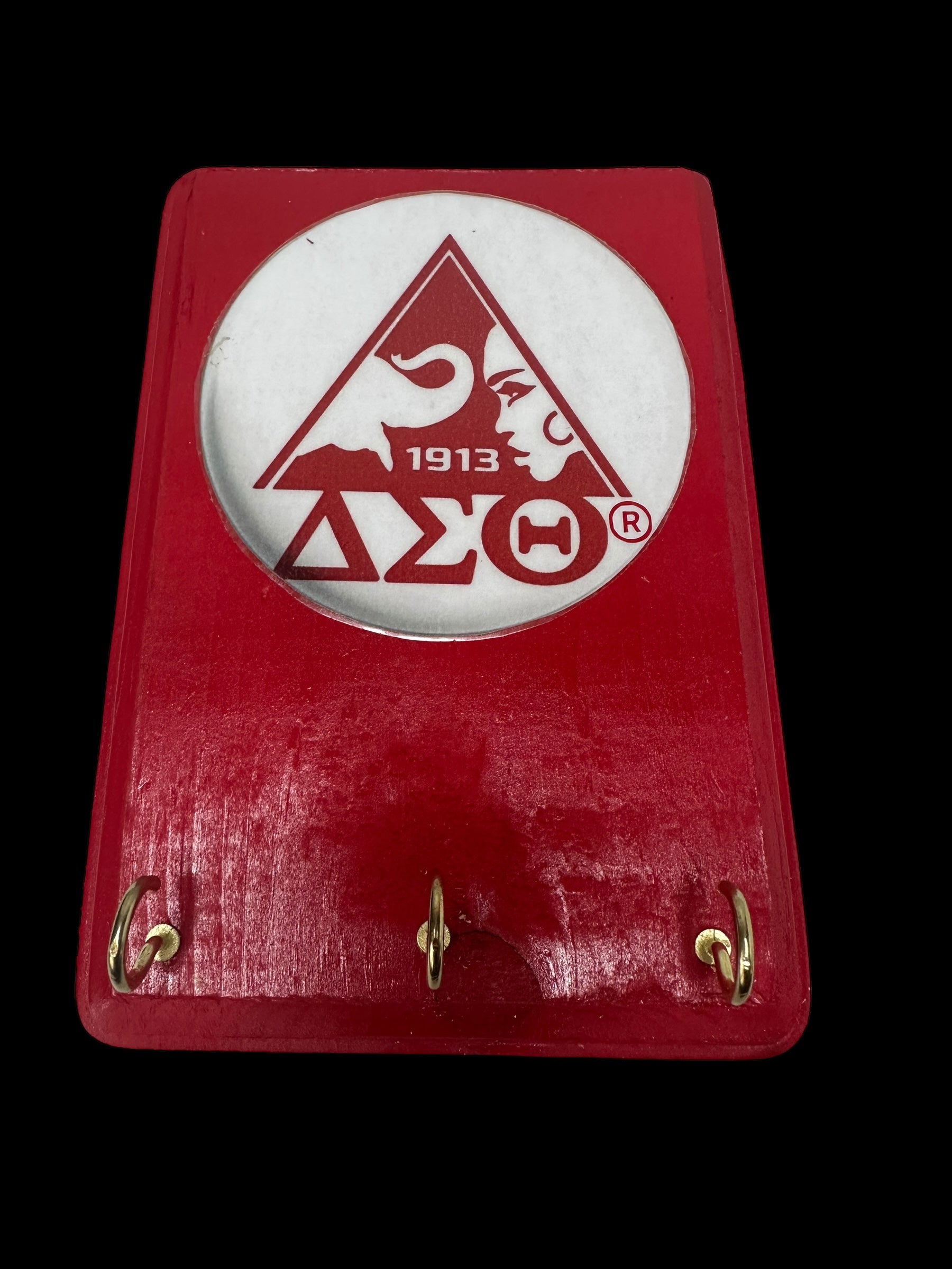 Delta key holder with hooks