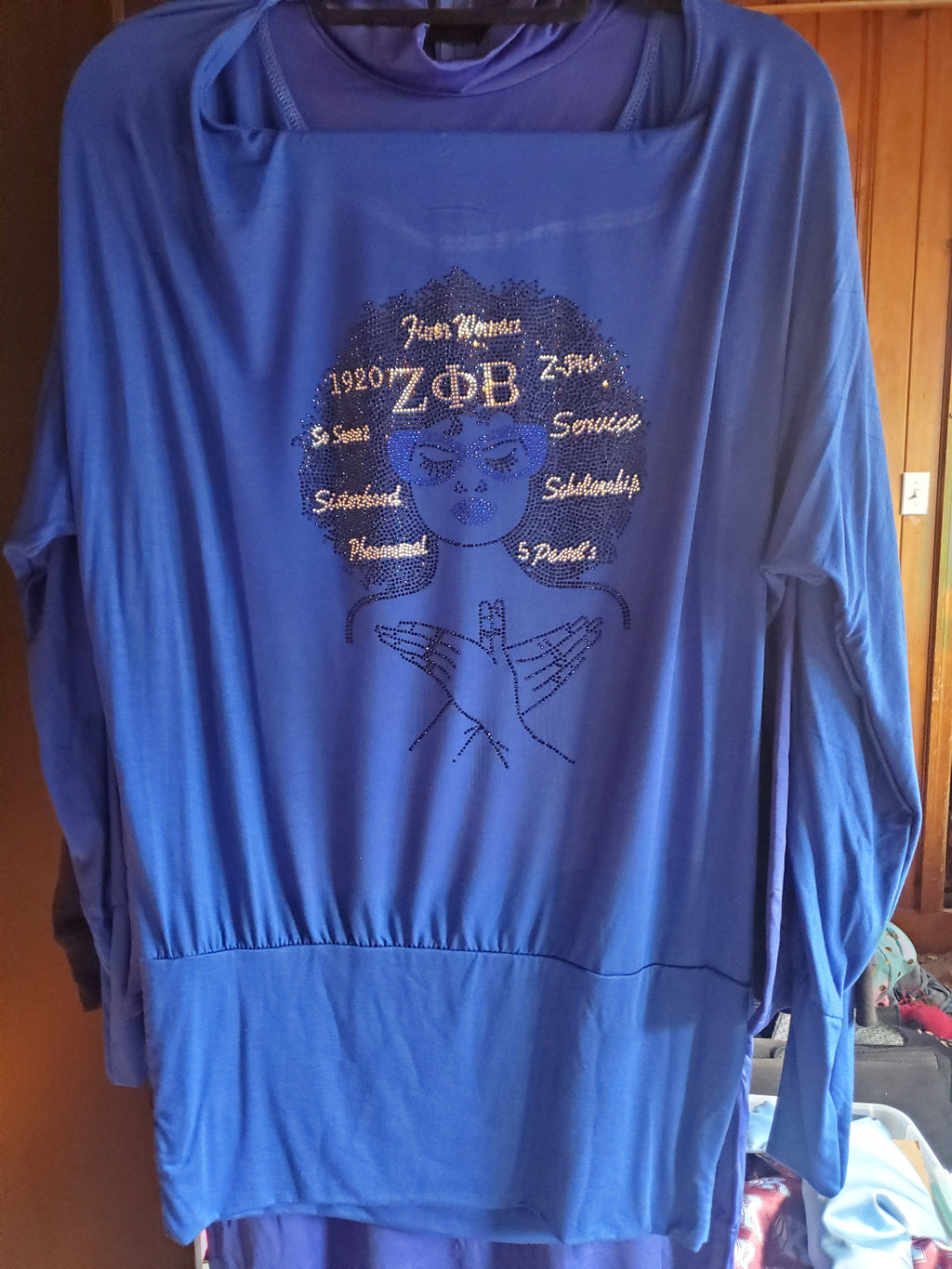 Off the shoulder afro Zeta woman