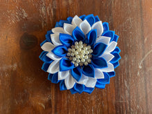 Load image into Gallery viewer, Flower pin