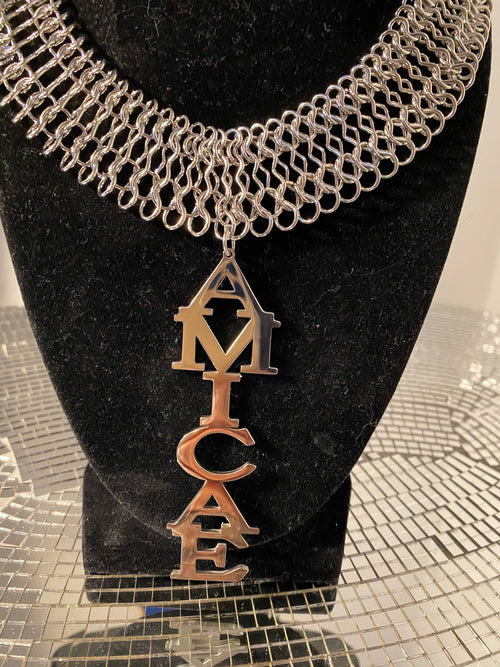 Amicae choker